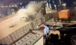 Otomobilin üst geçit merdivenlerine çarptığı kaza kamerada; 1 ölü