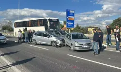 İşçi servisi otobüsü, kırmızı ışıkta bekleyen 7 araca çarptı: 3 yaralı