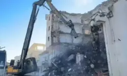 Depremde hasar gören 47 yıllık banka binası yıkılıyor