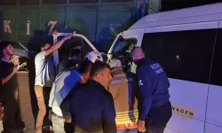 İşçileri taşıyan servis minibüsü traktörün römorkuna çarptı: 14 Yaralı