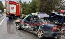 Yolcu otobüsünün çarptığı otomobil bariyere vurdu: 1 ölü, 2 yaralı