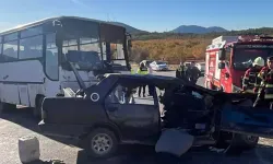 Tarım işçilerini taşıyan midibüs ile otomobil çarpıştı: 3 ölü, 12 yaralı