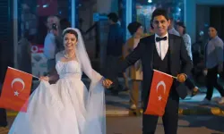 Gelinlik ve damatlıkla Cumhuriyet kutlamasına katıldılar