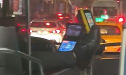 Otobüs şoförünün ayağını dışarı çıkararak araç kullanması kamerada