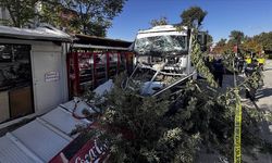 Freni arızalanan kamyon 7 konteyner iş yerine çarptı