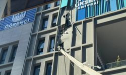 İnşaat alanındaki vinç öğrenci yurduna devrildi