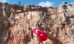 Dağcılar dev Türk bayrağıyla kaya tırmanışı gerçekleştirdi