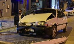 Kaza yapan alkollü ve ehliyetsiz sürücü hasarlı aracıyla poz verdi
