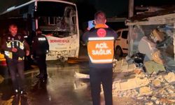 Korkunç kaza! Minibüs eve girdi