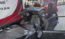 Otomobil park halindeki kamyonete ok gibi saplandı: 1 ölü, 4 yaralı