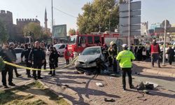 Otomobil ışıkta bekleyen yayaların arasına daldı: 5 yaralı