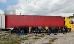 Tır dorsesinde 18 kaçak göçmen yakalandı, sürücüler tutuklandı