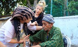 Evde çıkan yangında yaşlı çiftin yardımına komşuları koştu