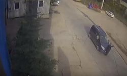 Yolun karşısına geçmek isteyen yaşlı adama araç çarptı