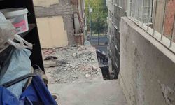 Ağır hasarlı bina yıkılırken sağlam bina zarar gördü