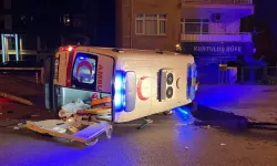 Otomobille hasta taşıyan ambulans çarpıştı; 5 yaralı