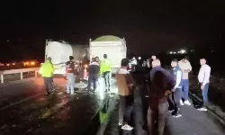 Gaziantep'te otomobil kamyona çarptı: 3 ölü