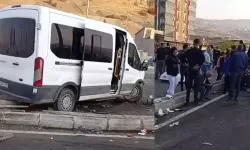 Servis minibüsü ile hafif ticari araç çarpıştı: 13'ü çocuk 19 yaralı