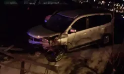 Virajı alamayan otomobil, evin damına düştü: 4 yaralı