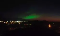 Gökyüzündeki mor ve yeşil ışık dikkat çekti