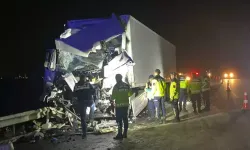 TIR, emniyet şeridinde park halindeki otobüse çarptı: 14 yaralı