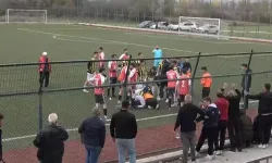 Dili boğazına kaçan futbolcuya, hakemden hayati müdahale
