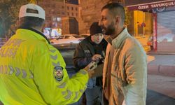 Kimlik isteyen polise sosyal medyasını açtı