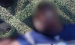 Futbolda korkunç anlar, taraftar futbolcunun boğazını kesti