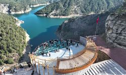 Ali Kayası Cam Terası Ziyaretçi Akınına Uğruyor