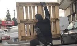 Gaziantep’te tehlikeli yolculuk: Motosiklet üzerinde palet taşıdı