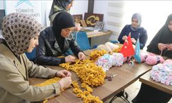 Depremzede kadınlar köy okulundaki öğrencilere atkı örerek terapi oluyor