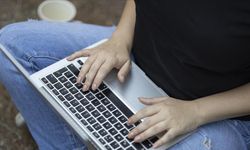 Cambridge Sözlüğü, "parasocial"ı 2025'in kelimesi seçti