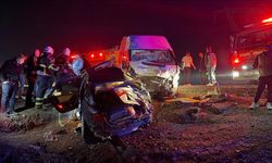 Zincirleme trafik kazasında 4 kişi öldü, 13 kişi yaralandı