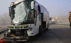 Yolcu otobüsü ile tırın çarpıştığı kazada 11 kişi yaralandı