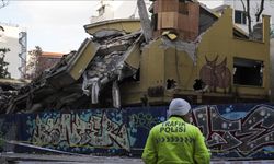 Kontrollü yıkımı yapılan 5 katlı atıl bina çöktü