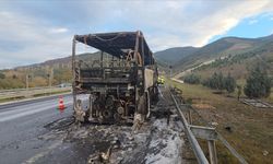 Otoyolda yanan otobüs kullanılamaz hale geldi