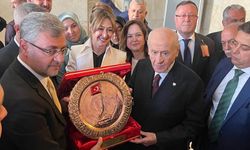 Devlet Bahçeli’ye Kahramanmaraş’ın simgesi hediye edildi