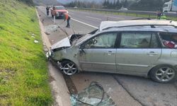 Lastiği patlayan otomobil bariyere çarpıp takla attı