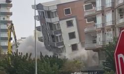 Ağır hasarlı bina yıkım sırasında korna sesiyle yerle bir oldu