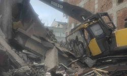 Yıkım sırasında beton parçaları iş makinesinin üzerine düştü