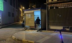 6 araç ve 4 iş yerinin camlarını taşla kırdılar