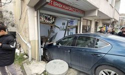 Traş olan müşteri ve berbere otomobil çarptı