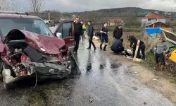 Hafif ticari araç ile otomobil çarpıştı: 2’si çocuk, 6 yaralı