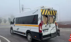 TIR, öğrenci servis minibüsüne çarptı; 20 yaralı