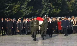 Bakan Göktaş, kadınlarla Anıtkabir'i ziyaret etti