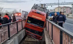 Lastiği patlayan itfaiye aracı, iki köprü arasına sıkıştı; 3 yaralı