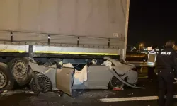 Otomobil, TIR'a arkadan çarptı: 2 ölü, 1 yaralı