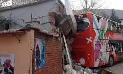 Çift katlı otobüs, otomobil ile manav dükkanına çarptı