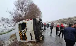Öğrenci servisi devrildi: 15 yaralı