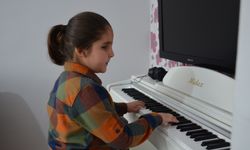 Kahramanmaraş'ta Görme engelli Çınar notalarla dünyasını aydınlatıyor